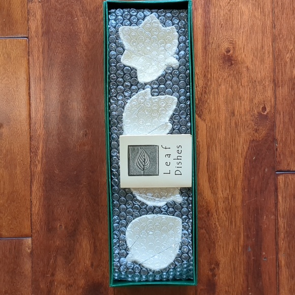 Ceramic White Leaf Condiment Dishes - Picture 9 of 12